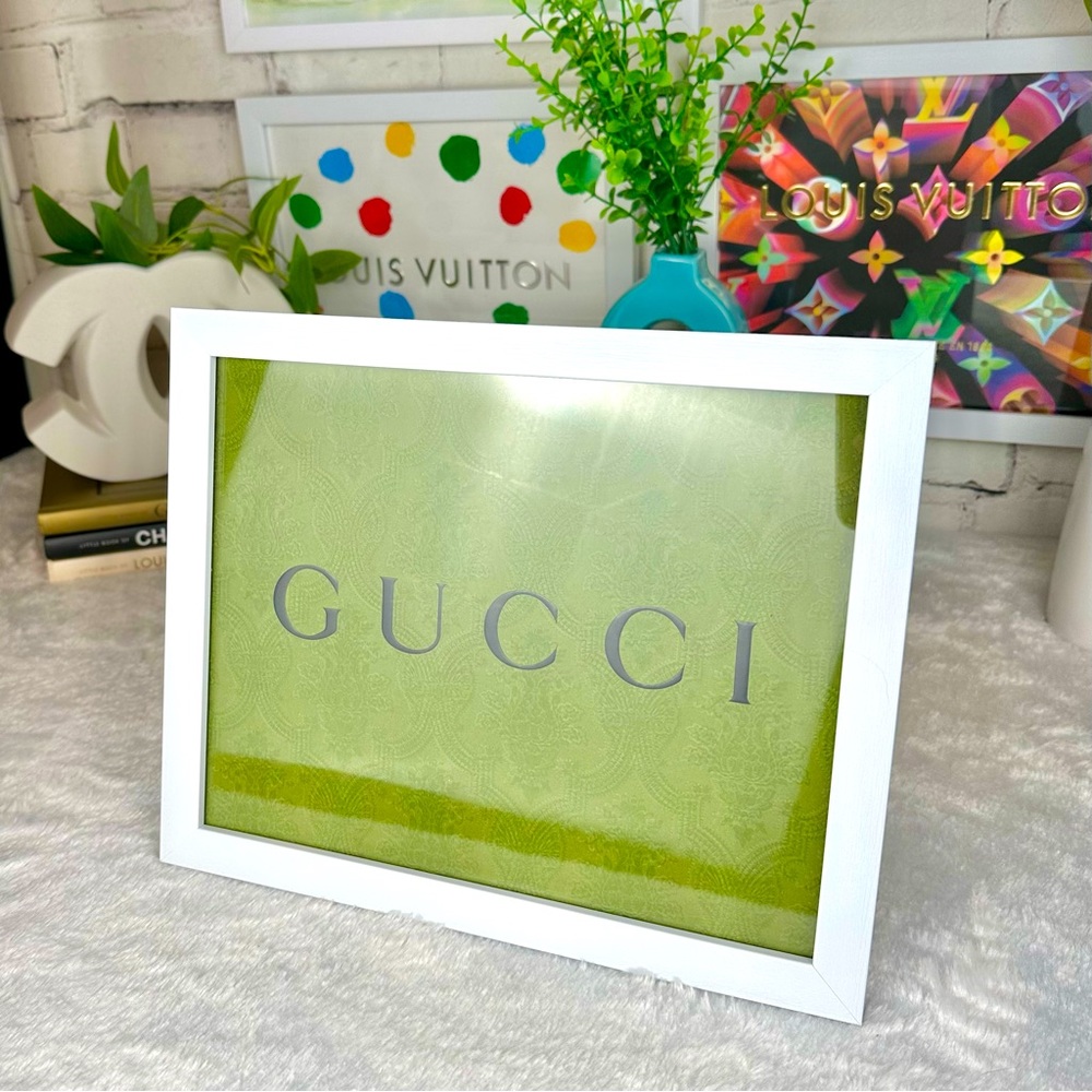 GUCCI Shopping bag decoration framed in white